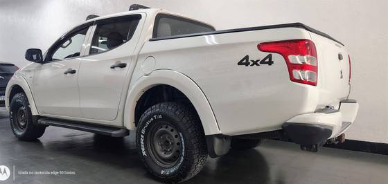 MITSUBISHI L200 TRITON 2.4 16V TURBO DIESEL GL CD 4X4 MANUAL MITSUBISHI L200 TRITON 2.4 16V TURBO DIESEL GL CD 4X4 MANUAL
